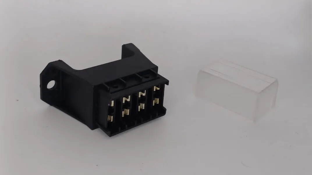 Fuse Box for 4 Fuses – Durable 4-Pole Fuse Holder for Automotive and Electrical Systems